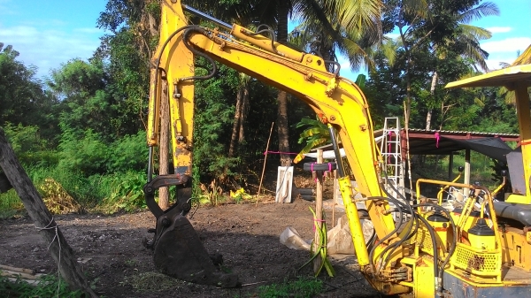 ขายด่วน.เดิอนนี้ขายไม่ได้ยกเลิก ราคา 170000 พร้อมใช้แน่แรงดีมีลายกระแทก komatsu pc 20 รุ่น 6