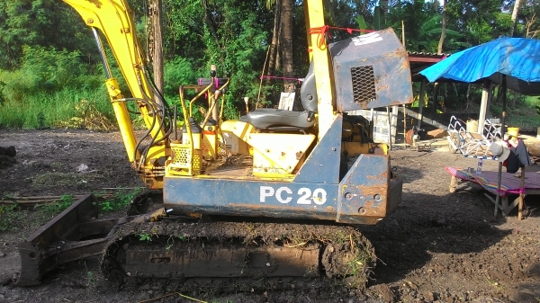 ขายด่วน.เดิอนนี้ขายไม่ได้ยกเลิก ราคา 170000 พร้อมใช้แน่แรงดีมีลายกระแทก komatsu pc 20 รุ่น 6