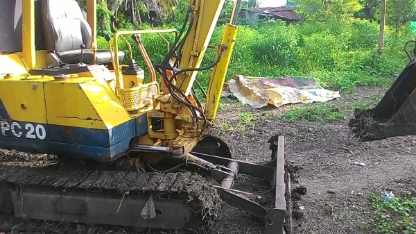 ขายด่วน.เดิอนนี้ขายไม่ได้ยกเลิก ราคา 170000 พร้อมใช้แน่แรงดีมีลายกระแทก komatsu pc 20 รุ่น 6