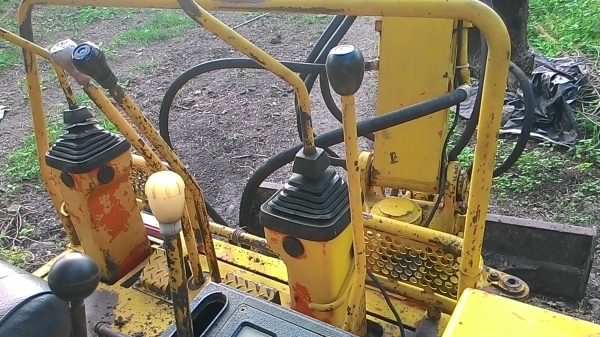 ขายด่วน.เดิอนนี้ขายไม่ได้ยกเลิก ราคา 170000 พร้อมใช้แน่แรงดีมีลายกระแทก komatsu pc 20 รุ่น 6