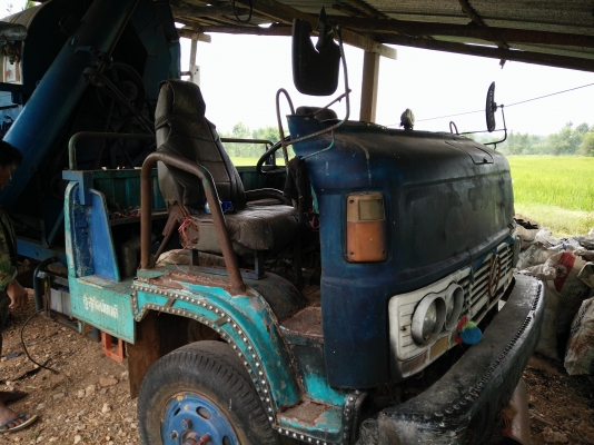 ขาย รถนวดข้าวตู้ 7ฟุต เครื่องisuzu 185 แรง เฟื้องfหน้าหลัง