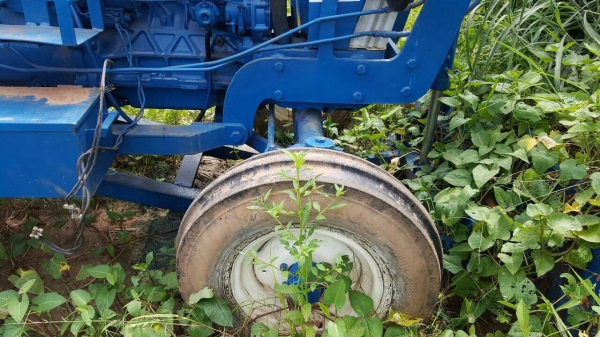 ขายรถไถ FORD 6600 เสื้อลาย เอกสารเล่มทะเบียน รถสวยพร้อมใช้ อุปกรณ์มีผานดันหน้า และผาน 6