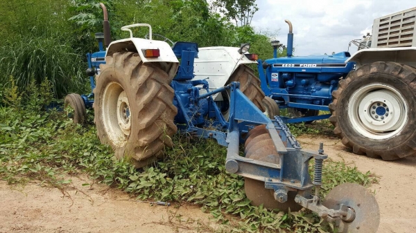 ขายรถไถ FORD 6600 เสื้อลาย เอกสารเล่มทะเบียน รถสวยพร้อมใช้ อุปกรณ์มีผานดันหน้า และผาน 6