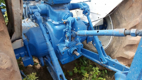 ขายรถไถ FORD 6600 เสื้อลาย เอกสารเล่มทะเบียน รถสวยพร้อมใช้ อุปกรณ์มีผานดันหน้า และผาน 6