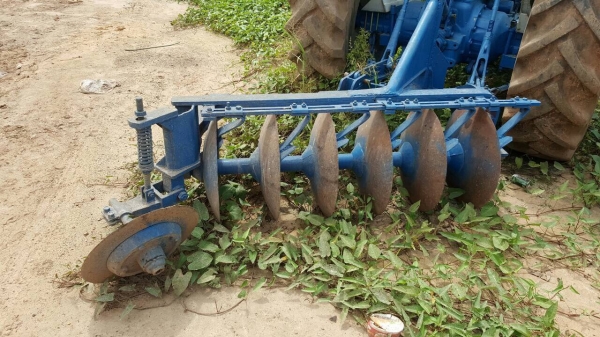 ขายรถไถ FORD 6600 เสื้อลาย เอกสารเล่มทะเบียน รถสวยพร้อมใช้ อุปกรณ์มีผานดันหน้า และผาน 6