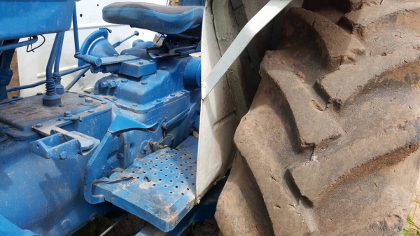 ขายรถไถ FORD 6600 เสื้อลาย เอกสารเล่มทะเบียน รถสวยพร้อมใช้ อุปกรณ์มีผานดันหน้า และผาน 6