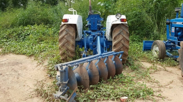 ขายรถไถ FORD 6600 เสื้อลาย เอกสารเล่มทะเบียน รถสวยพร้อมใช้ อุปกรณ์มีผานดันหน้า และผาน 6