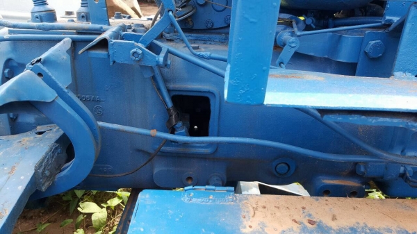 ขายรถไถ FORD 6600 เสื้อลาย เอกสารเล่มทะเบียน รถสวยพร้อมใช้ อุปกรณ์มีผานดันหน้า และผาน 6