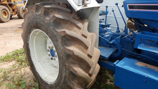 ขายรถไถ FORD 6600 เสื้อลาย เอกสารเล่มทะเบียน รถสวยพร้อมใช้ อุปกรณ์มีผานดันหน้า และผาน 6