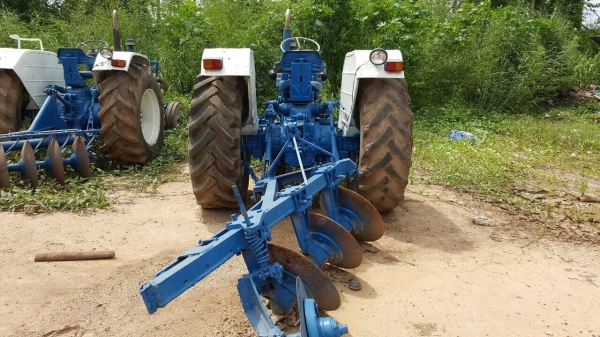 ขายรถไถ FORD 6600 T5 สภาพพร้อมใช้งาน อุปกรณ์มีผาน 3 และผานดันหน้า เอกสารเล่มทะเบียนครบ