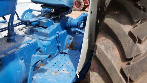 ขายรถไถ FORD 6600 T5 สภาพพร้อมใช้งาน อุปกรณ์มีผาน 3 และผานดันหน้า เอกสารเล่มทะเบียนครบ