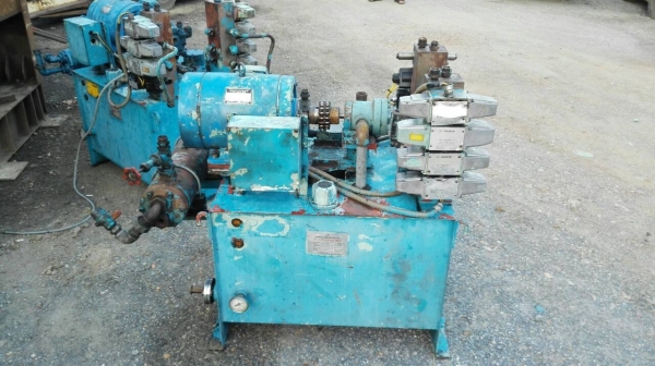 ** เหลือ 1 ชุดสุดท้าย ** ปั้มน้ำมันไฮดรอลิค DAIKIN JAPAN มอเตอร์ ขนาด 7.5 HP. มาพร้อม วาล์วคอนโทรลไฟฟ้า DC 24 V. 8 ชุดใน 1 ตัวสภาพสวย 089-2499-123 นครปฐม