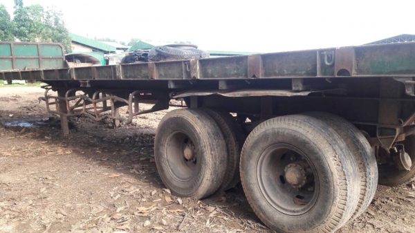 ขายหาง พื้นเรียบ. พนัส / 2 เพลา.   ปี 46 - ปี 47.  ( มีขาย 2 หาง. )     สนใจติดต่อ  081 - 6079515