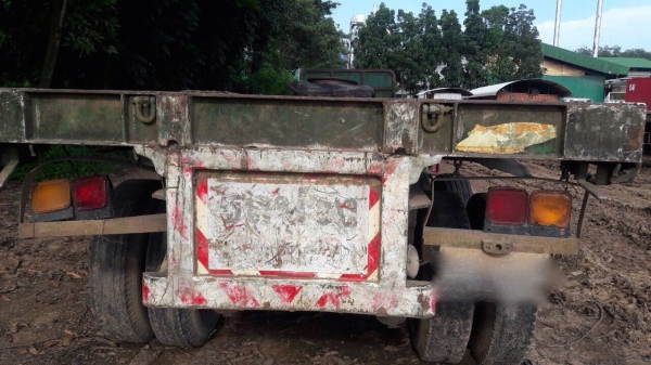 ขายหาง พื้นเรียบ. พนัส / 2 เพลา.   ปี 46 - ปี 47.  ( มีขาย 2 หาง. )     สนใจติดต่อ  081 - 6079515