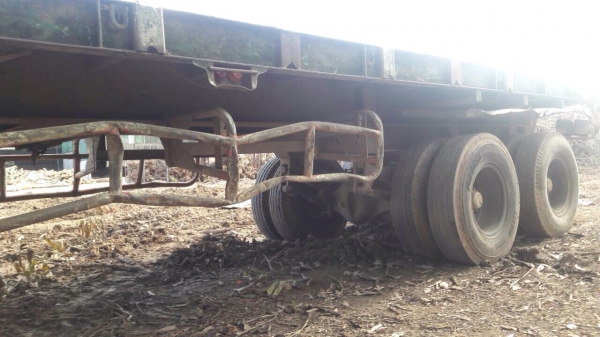 ขายหาง พื้นเรียบ. พนัส / 2 เพลา.   ปี 46 - ปี 47.  ( มีขาย 2 หาง. )     สนใจติดต่อ  081 - 6079515