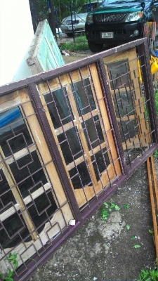 ขายหน้าต่าง พร้อมวงกบเเละเหล็กดัด ขายรวมพร้อมกระเบื้องซีเเพค