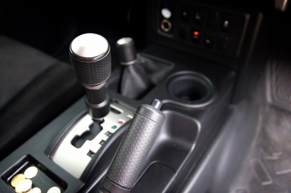 ขายด่วน TOYOTA FJ Cruiser ปี 2011 วิ่ง 85000 โลแท้ เกียร์Autoสีดำหลังคาขาว เครื่อง 4.0 เบนซิน