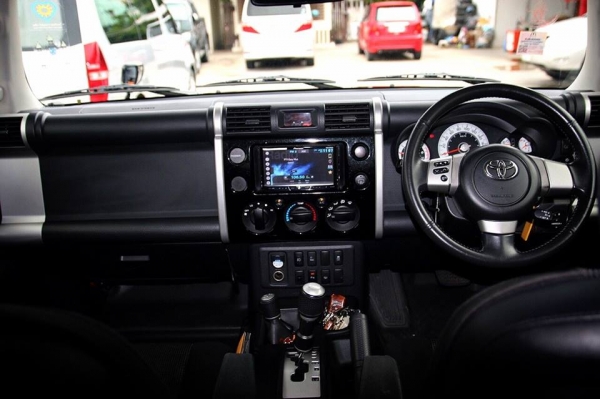 ขายด่วน TOYOTA FJ Cruiser ปี 2011 วิ่ง 85000 โลแท้ เกียร์Autoสีดำหลังคาขาว เครื่อง 4.0 เบนซิน
