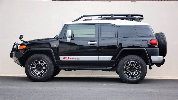 ขายด่วน TOYOTA FJ Cruiser ปี 2011 วิ่ง 85000 โลแท้ เกียร์Autoสีดำหลังคาขาว เครื่อง 4.0 เบนซิน