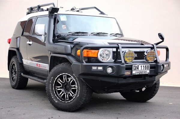 ขายด่วน TOYOTA FJ Cruiser ปี 2011 วิ่ง 85000 โลแท้ เกียร์Autoสีดำหลังคาขาว เครื่อง 4.0 เบนซิน
