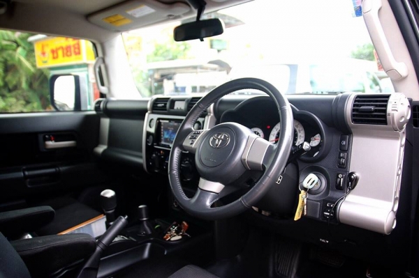 ขายด่วน TOYOTA FJ Cruiser ปี 2011 วิ่ง 85000 โลแท้ เกียร์Autoสีดำหลังคาขาว เครื่อง 4.0 เบนซิน