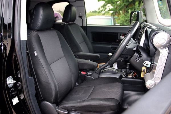 ขายด่วน TOYOTA FJ Cruiser ปี 2011 วิ่ง 85000 โลแท้ เกียร์Autoสีดำหลังคาขาว เครื่อง 4.0 เบนซิน