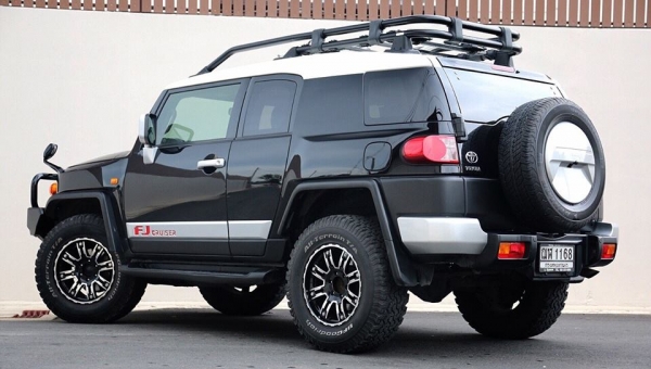 ขายด่วน TOYOTA FJ Cruiser ปี 2011 วิ่ง 85000 โลแท้ เกียร์Autoสีดำหลังคาขาว เครื่อง 4.0 เบนซิน