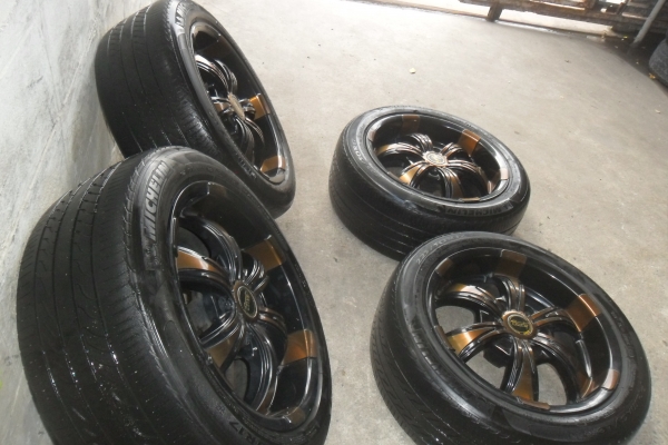 ล้อแม็ก 17นิ้ว 6รู พร้อมยาง สวยๆ 4 ล้อ ราคา 7900 บาท