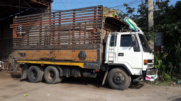 รถสิบล้อเพลาเดียว isuzu ร็อคกี้ เครื่อง 165 แรง ปั้มลม ปั้มเพาเวอร์  เบรก จิฟฟี่พวงมาลัย เพาเวอร์ ช่วงล่างใหญ่ หัวสวย รถพร้อมใช้งาน เอกสารพร้อมโอน