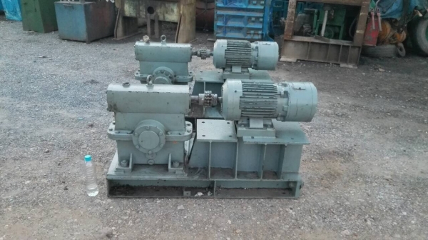 Sell> ขายมอเตอร์เกียร์ทด พร้อมมีเบลคในตัว มอเตอร์ขนาด 5 แรงม้า ไฟ 3 เฟส 380V. 960 RPM. อัดตราทด 1:15 ขาออก 64 รอบต่อนาที