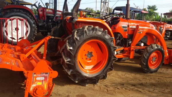 รถไถคูโบต้าL4708 พร้อมไช้งานสวยมากๆ  ขายใน  ราคา398000บาท รถอยู่วังบัว คลองขลุง กำแพงเพชร   มีไบมีดหน้าหนึ่งตราช้างคานโค้อัน โลตารี้ตราช้าง182เมตร.หนึ่งอัน สนใจสอบุถามได้ที่081 3655997 อำพร  พาเจริญ  ราคาต่อรองได้อีกนะครับ