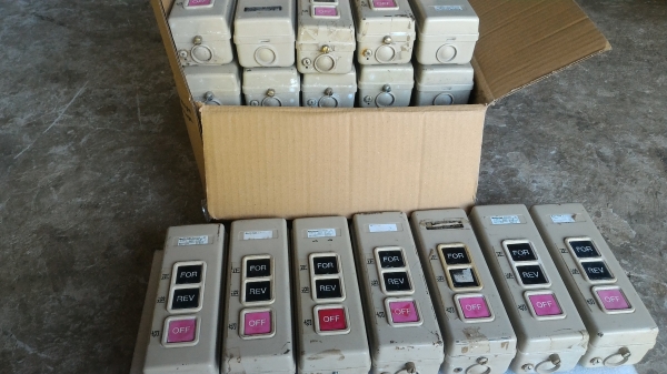 สวิทช์กด National ควบคุมการหมุนกลับทางของมอเตอร์ หรือใช้ควบคุมรอก หรือประตู และอื่นๆได้ ใช้ได้กับมอเตอร์ถึง 5 แรงม้า