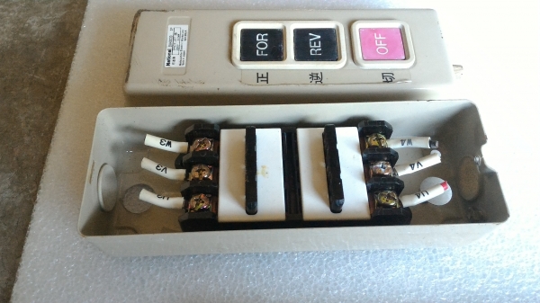 สวิทช์กด National ควบคุมการหมุนกลับทางของมอเตอร์ หรือใช้ควบคุมรอก หรือประตู และอื่นๆได้ ใช้ได้กับมอเตอร์ถึง 5 แรงม้า