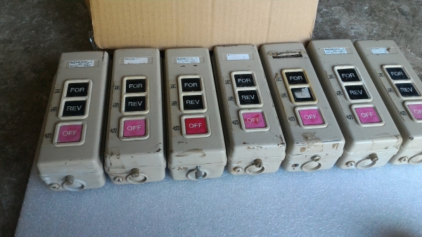 สวิทช์กด National ควบคุมการหมุนกลับทางของมอเตอร์ หรือใช้ควบคุมรอก หรือประตู และอื่นๆได้ ใช้ได้กับมอเตอร์ถึง 5 แรงม้า