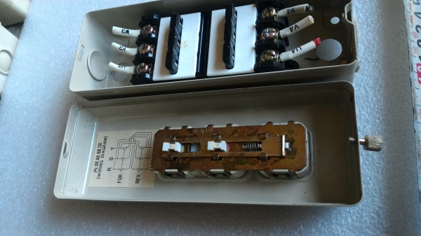 สวิทช์กด National ควบคุมการหมุนกลับทางของมอเตอร์ หรือใช้ควบคุมรอก หรือประตู และอื่นๆได้ ใช้ได้กับมอเตอร์ถึง 5 แรงม้า