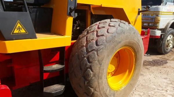 ขายรถบดสั่นสะเทือน ล้อหนาม DYNAPAC 4X4 เอกสารเล่มทะเบียนครบ ราคาต่อรองได้ ขายรถบดสั่นสะเทือน ล้อหนาม DYNAPAC 4X4 เอกสารเล่มทะเบียนครบ ราคาต่อรองได้