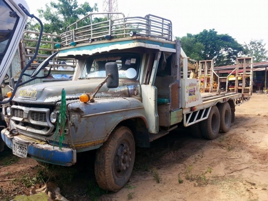 ขายเทรลเลอร์หัวยาว เครื่อง165แรง ช่วงล่างใหญ่FUSO มีบันไดไฮดรอลิกขึ้นรถเกี่ยว สภาพพร้อมใช้งาน เอกสารพร้อมโอน สนใจโทร 090-8588220คุณนะ 093-3258446คุณบิว หรือเข้าดูสินค้าอื่นๆได้ที่ www.truck.in.th/498 หรือเพจFacebook ณรงค์ ซื้อขายรถมือสอง (เว็บไซต์ส่วนตัว)