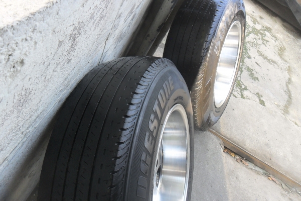 ล้อแม็ก 15นิ้ว 6รู พร้อมยาง สวยๆ 1คู่ ราคา 2700 บาท