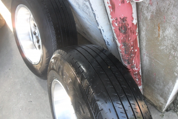 ล้อแม็ก 15นิ้ว 6รู พร้อมยาง สวยๆ 1คู่ ราคา 2700 บาท