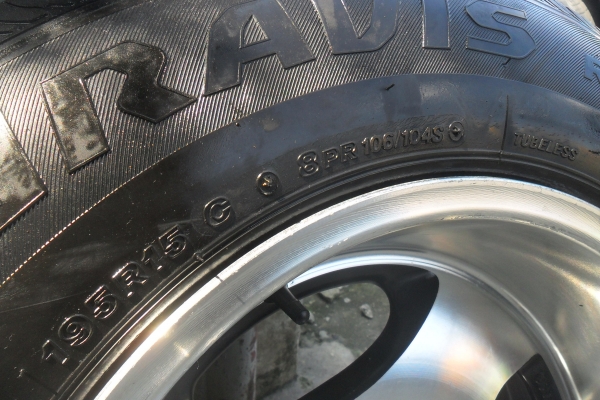 ล้อแม็ก 15นิ้ว 6รู พร้อมยาง สวยๆ 1คู่ ราคา 2700 บาท