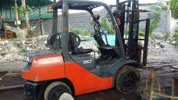 โฟล์คลิฟท์ 3 ตัน งายาว 2 ระบบ ยี่ห้อ TOYOTA รุ่น 8