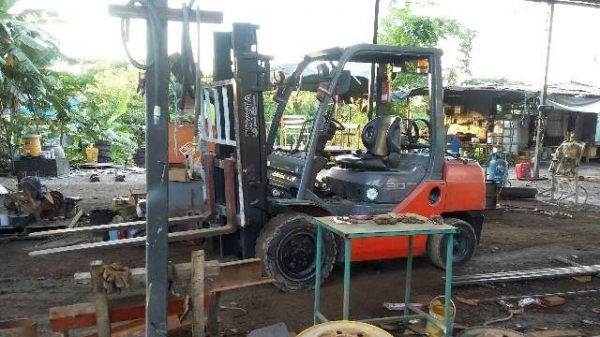 โฟล์คลิฟท์ 3 ตัน งายาว 2 ระบบ ยี่ห้อ TOYOTA รุ่น 8