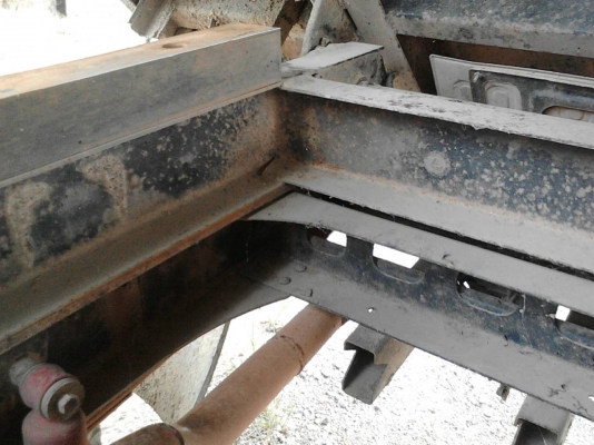 รถฮีโน่ 6 ล้อดั้ม ทูโถ้ 136 แรงม้า. ปี 50.  ( รถวิ่ง 15x,xxx กม. )    สนใจติดต่อ  081 - 6079515