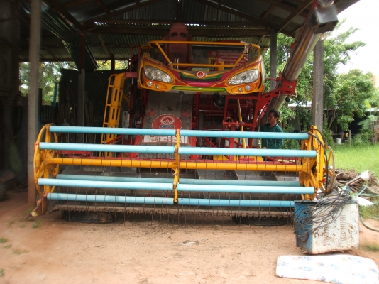 รับสมัครคนขับรถเกี่ยวข้าว ไอ้หนุ่มไวไฟ ปี 57 สภาพดี ต้องการคนขับไร่ละ 50 บาท และมีพิเศษต่างหากถ้าขยัน