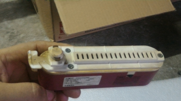 ชุดโครมไฟส่องงานโชว์ต่างๆ แบบใส่รางไฟ ตัวหลอดที่ให้มาเป็นไฟ 12 V. ขนาด 75 W. (ให้ 10 ชุดเลย)