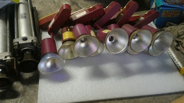 ชุดโครมไฟส่องงานโชว์ต่างๆ แบบใส่รางไฟ ตัวหลอดที่ให้มาเป็นไฟ 12 V. ขนาด 75 W. (ให้ 10 ชุดเลย)