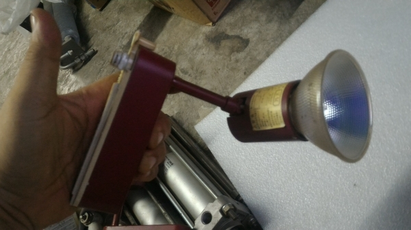 ชุดโครมไฟส่องงานโชว์ต่างๆ แบบใส่รางไฟ ตัวหลอดที่ให้มาเป็นไฟ 12 V. ขนาด 75 W. (ให้ 10 ชุดเลย)