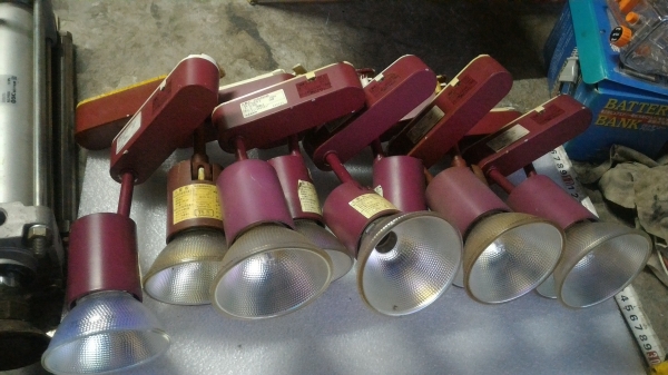 ชุดโครมไฟส่องงานโชว์ต่างๆ แบบใส่รางไฟ ตัวหลอดที่ให้มาเป็นไฟ 12 V. ขนาด 75 W. (ให้ 10 ชุดเลย)