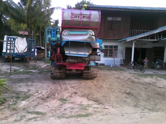 ขายรถเกี่ยวศักดิ์พัฒนา เครื่อง195เทอร์โบอีซูซุ เทรลเลอร6ล้อหัวยาว สภาพร้อมใช้งานเอกสารพร้อม