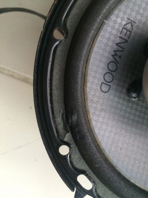 ลำโพง KENWOOD KFC-1682ie 2ทาง 6.5 นิ้ว 240W กรวยเคฟล่า เสียงกลางแหลมชัดๆ เบสนุ่น มีรอยอยู่1ข้างตามรูป เสียงปกติครับ มือ2 ญี่ปุ่น